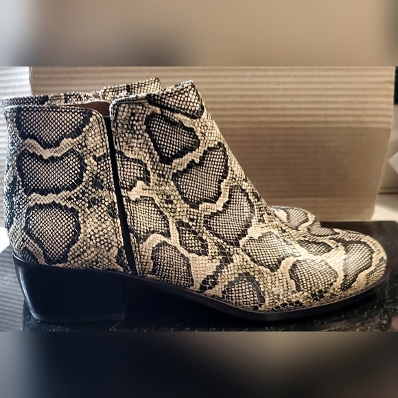 SOLD Like new Antonio Melani Leather Booties - Picture 5 of 10